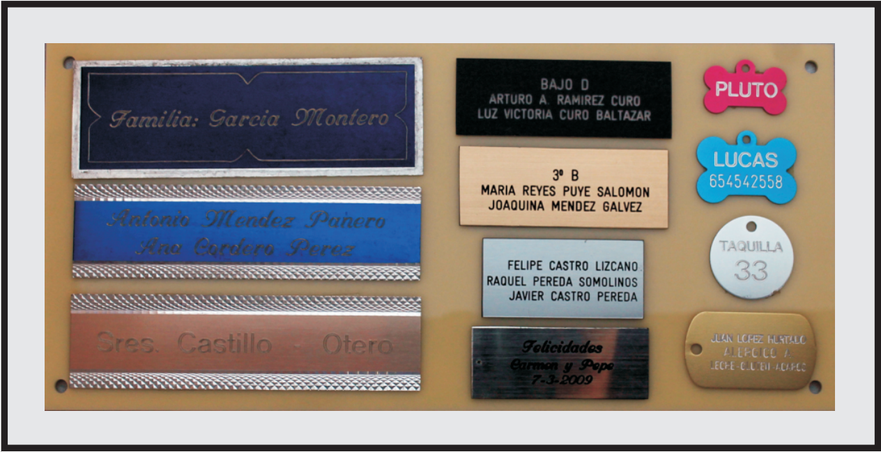 distintas placas grabadas para buzones, puertas, perros, taquillas, etc