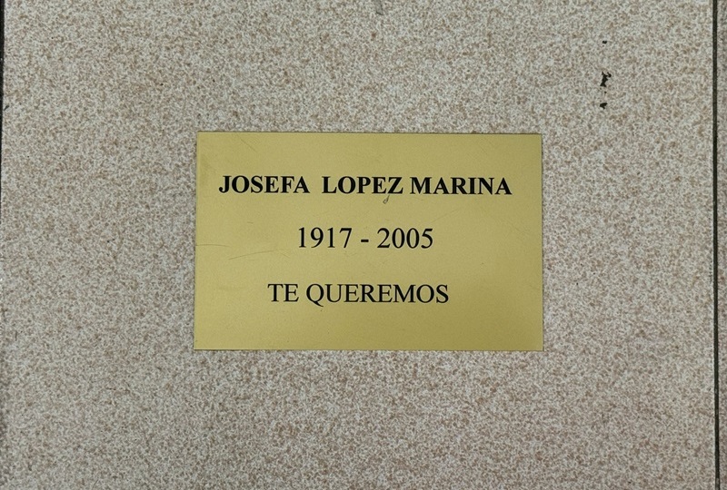 otro ejemplo de placa funeraria personalizada para sepulturas