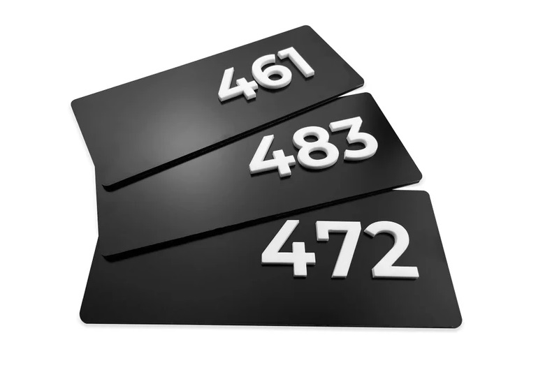 placas con el número de apartamento